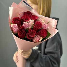 Букет из 15 красно-розовых роз