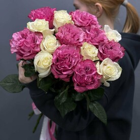 Букет бело-розовых роз