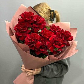 Букет из красных ажурных роз