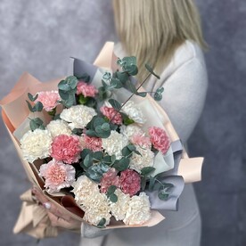 Элегантный букет из диантуса и эвкалипта