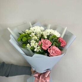 Букет из розовой пионовидной розы и кустовой хризантемы