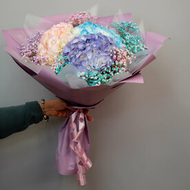 Букет из гортензии и цветной гипсофилы