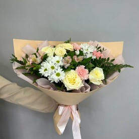 Букет из пионовидной розы и розового диантуса