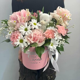 Шляпная коробка с розами и мишкой