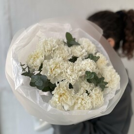 ХИТ Монобукет из белых диантусов и эвкалипта