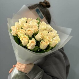 КЛАССИКА БУКЕТ 25 нежных кремовых кенийских роз (50см)