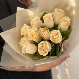 Букет из 11 кремовых кенийских роз