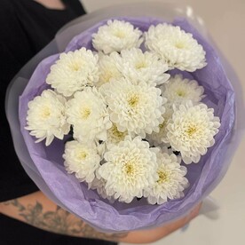 Букет из 3 белых кустовых хризантем