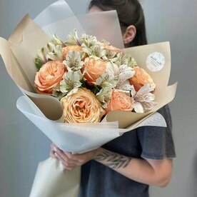 Дуо букет из альстромерии и розы сорта кахала