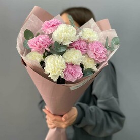 Моно-букет из диантусов с добавлением эвкалипта