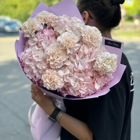 Дуо букет их гортензии и сортовых диантусов