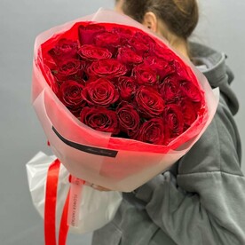 Букет из 25 красных кенийских роз в оформлении 50см