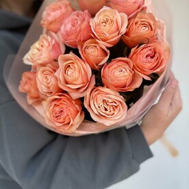 15 пионовидных терракотовых роз в оформлении