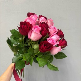 Букет из 17 красно-розовых роз 50см