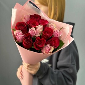 Букет микс 15 красно-розовых роз в оформлении