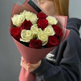 Букет микс из 15 красно-белых роз (50см)