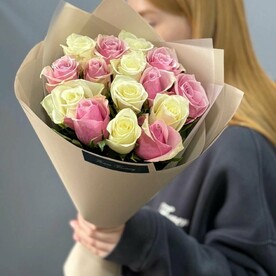 Букет микс 15 бело-розовых роз в оформлении