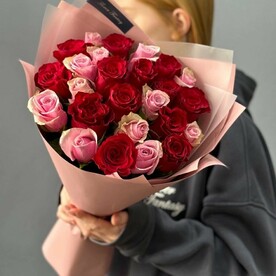 Букет микс из 25 красно-розовых кенийских роз 50см