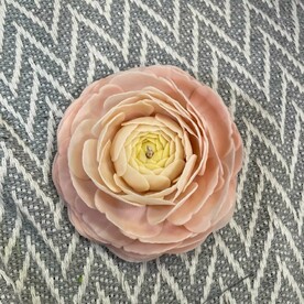 Свеча ручной работы Бутон ранункулюса с ароматом "Магнолии и пиона"