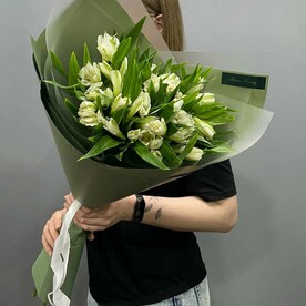 Букет из 9 белых альстромерий