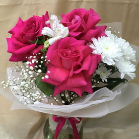 Яркий букет из "французских" роз Софи Лорен, хризантемы, альстромерии, гипсофилы