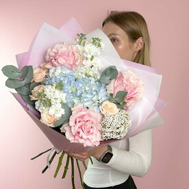 Нежный авторский букет с голубой гортензией