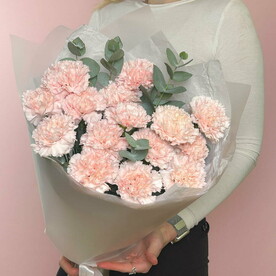 Букет из персиковых диантусов с эвкалиптом