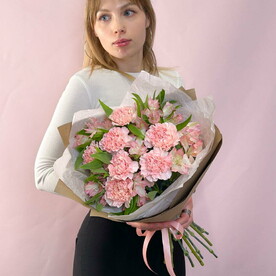 Авторский букет с диантусами и альстромерией