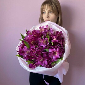 Букет из фиолетовой альстромерии