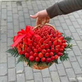 Клубника в корзине