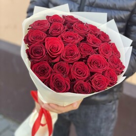 25 красных роз