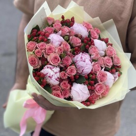 Пионы с кустовыми розами