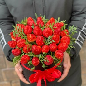 Клубника в шляпной коробке 🍓