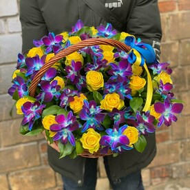 Корзина из жёлтых роз с орхидеями