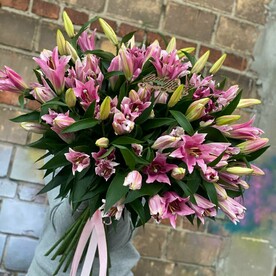 Букет из 19 нежно розовых лилий