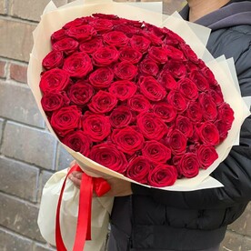 Букет из 65 красных роз