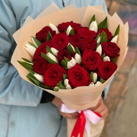 Красные розы с тюльпанами