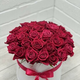 Малиновая Роза в шляпной коробке