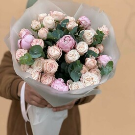 Кустовая роза с пионами