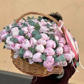 Корзина с пионами и эвкалиптом