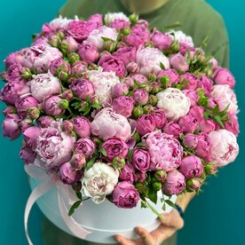 Пионы с кустовыми розами