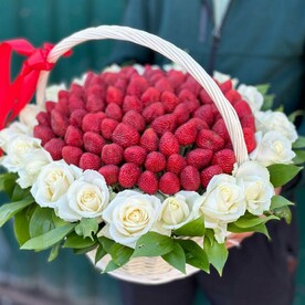 Корзина с клубникой и розами