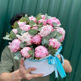 Розовые пионы в коробке