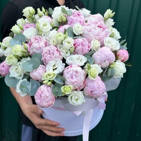 Розовый пион с лизиантусом в коробке