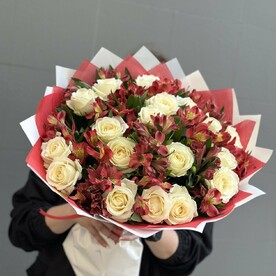 Белая роза с альстромерией