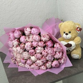 Комбо Ароматные пионы с мишкой