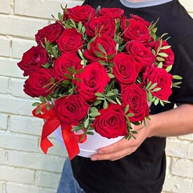 Красная Роза с зеленью в коробке