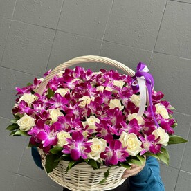 Белая Роза с фиолетовым дендробиумом