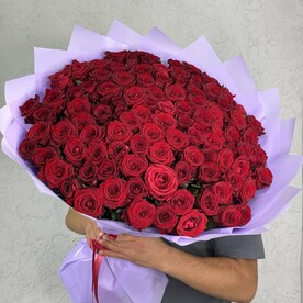 101 красная Роза в фиолетовой упаковке