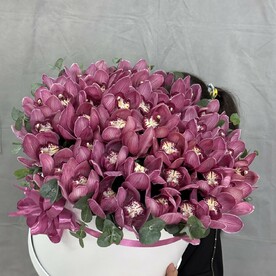 Большой букет из орхидеи в шляпной коробке